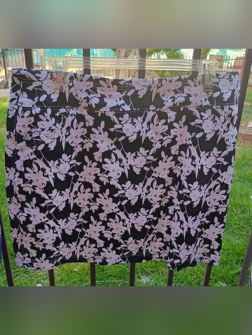 Mario Serrani Skort Womans Size LG Black White Floral Pockets